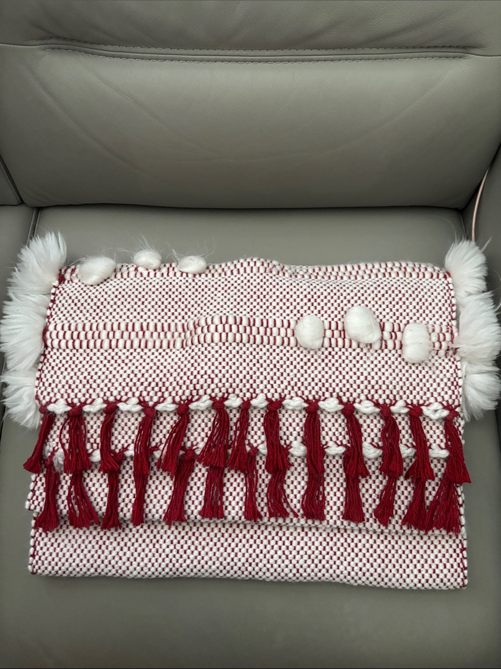 Source Unknown Red and White Woven Table Runner with Tassels and Pom Trim